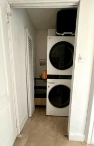 Φωτογραφία από το άλμπουμ του Hard Rock 2 Bed-1Bath Private Guest House with shared pool στο Χόλιγουντ +14 φωτογραφίες