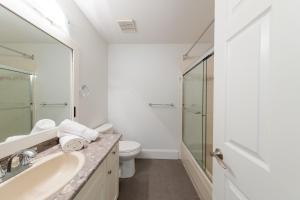 ein weißes Badezimmer mit Waschbecken und Toilette in der Unterkunft The Langley Courtyard Home 2BR, 2BA for 6 Guests in Langley + 41 Fotos