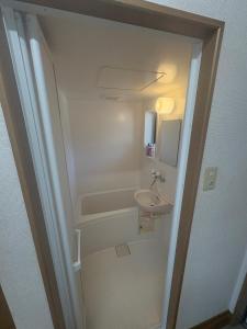 Ένα μπάνιο στο ゲストハウスレポーレ山大前