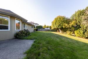 eine Auffahrt zu einem Haus mit einem Rasenplatz in der Unterkunft The Langley Courtyard Home 2BR, 2BA for 6 Guests in Langley