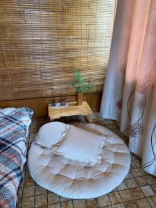 Una sauna con una cama redonda en una habitación. en NATURE HOUSE l Homestay Thu Duc, en Kon Rung (1)