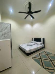 En eller flere senge i et værelse på Azizan Homestay Bahau + 5 billeder