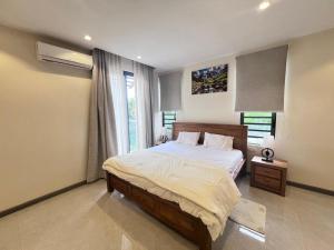 Ένα ή περισσότερα κρεβάτια σε δωμάτιο στο Unique Villa +10 φωτογραφίες