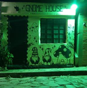 een huis met een schilderij van kippen aan de zijkant. bij GNOME KIT HOUSE São Tomé das Letras- Mg in São Thomé das Letras