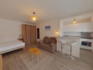 Kuchyň nebo kuchyňský kout v ubytování Charmant studio au calme près du centre des Rousses pour 3 personnes - FR-1-834-17 + 2 fotografie