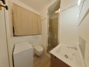 Koupelna v ubytování Charmant studio au calme près du centre des Rousses pour 3 personnes - FR-1-834-17