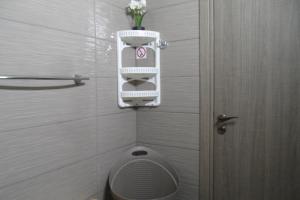 Baño con aseo y estante encima en SUNSHINE APTS, TWO BEDROOM , FREE INTERNET, No 3, en Ayia Napa 32 fotos más