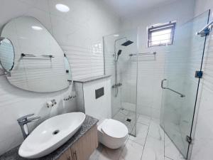 Villa Unique في غراند بايَ: حمام مع حوض ودش ومرحاض +9 صور