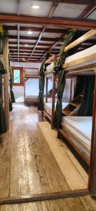 Bunaken Villa Queen's Dive في بوناكن: غرفة بها عدة أسرّة بطابقين