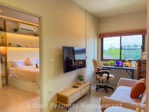 TV a/nebo společenská místnost v ubytování Hidden Gem - 5 min Beach, Soft Mattress, Cozy Balcony, Work & Workout zones