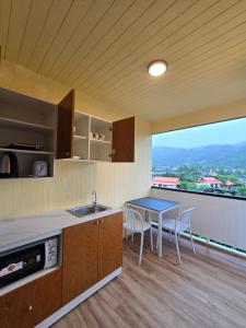 Η κουζίνα ή μικρή κουζίνα στο Baan Rosa Bangtao Beach