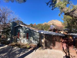 una casa con un camión aparcado delante de ella en Harmony House Homestay, en Sedona
