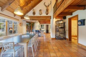 a dining room with a table and chairs at Wharenui Holiday Home by MajorDomo in Arrowtown