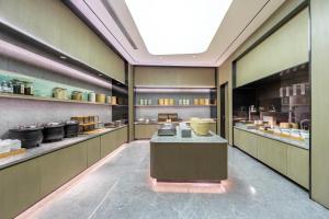 Una cocina o kitchenette en JI Hotel Shanghai Wuning Road Subway Station (formerly Changshou Road Yaxin Plaza Branch) 24 fotos más