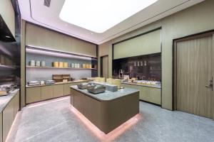 Una cocina o kitchenette en JI Hotel Shanghai Wuning Road Subway Station (formerly Changshou Road Yaxin Plaza Branch)