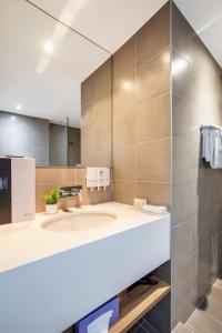 a bathroom with a sink and a mirror at Metro Hotel Miranda in Miranda +34 photos