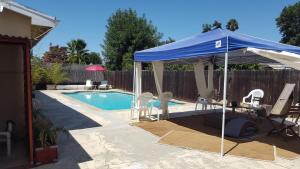 Hồ bơi trong/gần Hidden Gem In Plain Sight