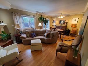 Khu vực ghế ngồi tại Hidden Gem In Plain Sight