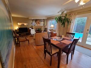 Khu vực ghế ngồi tại Hidden Gem In Plain Sight