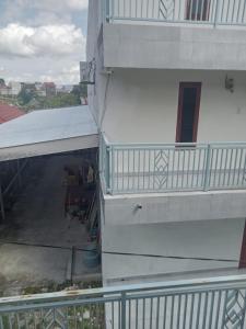 an overhead view of a building with a balcony at Penginapan amalia in Soreang