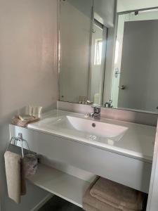 Ένα μπάνιο στο Aaron Court Motel Whangarei