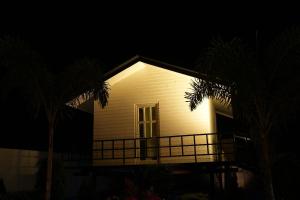 Bygningen som feriehuset ligger i + 2 billeder