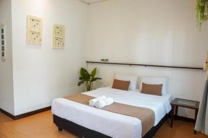 a bedroom with a large white bed in a room at Rumah Canda in Bandung
