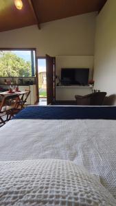 Una televisión o centro de entretenimiento en Cabana nas Montanhas Capixabas