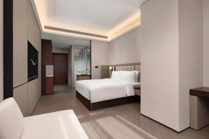 Giường trong phòng chung tại Mövenpick by Accor Shanghai People's Square +22 ảnh