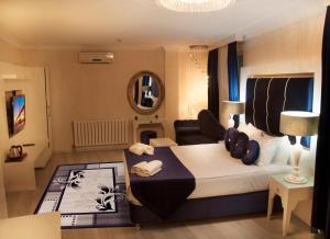 1 dormitorio con 1 cama y sala de estar en Lioncity Hotel, en Bursa
