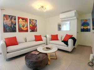 a living room with two couches and a coffee table at Apartamento San Andrés 