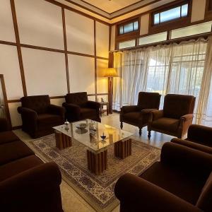 Una sala de estar con sofás y una mesa de café. en Tuckedinn home, en Shillong 1 foto más