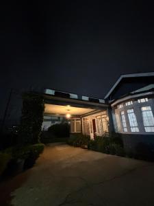 Una casa de noche con un tren en el tejado. en Tuckedinn home, en Shillong