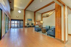 Holiday Inn Express Hotel & Suites Montrose - Black Canyon Area by IHG في مونتروز: لوبي فيه كنب وصالة جلوس