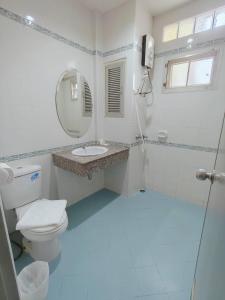 Koupelna v ubytování โรงแรมสบายโฮเทล โคราช