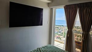 Μια τηλεόραση ή/και κέντρο ψυχαγωγίας στο One-of-a-Kind Ocean view Haven-Jacuzzi, Massage Chair & Stunning Vista