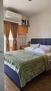 Ένα ή περισσότερα κρεβάτια σε δωμάτιο στο One-of-a-Kind Ocean view Haven-Jacuzzi, Massage Chair & Stunning Vista +77 φωτογραφίες