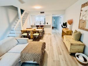een woonkamer met een bank en een tafel bij Beachfront HouseSteps to Sand Sunset in Indian Rocks Beach