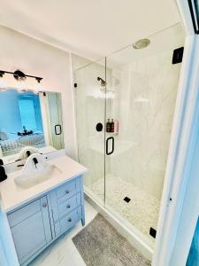een badkamer met een wastafel en een douche bij Beachfront HouseSteps to Sand Sunset in Indian Rocks Beach