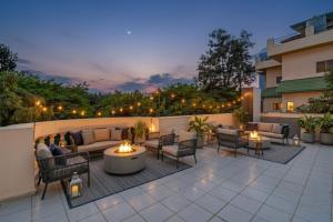 プネにあるVia The Heavenのパティオ(ソファ、椅子、ファイヤーピット付)