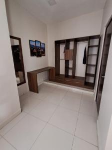 a room with a white tile floor and a dressing room at Hostal Boutique Isabel in Managua