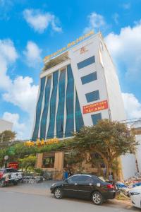 ein Gebäude mit einem davor geparkten Auto in der Unterkunft Lotus 68 Hotel in Ninh Bình