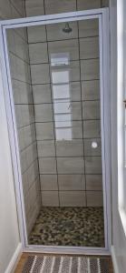 The Barracks at Brigadoon Village في بيتيس باي: دش مع باب زجاجي في الحمام