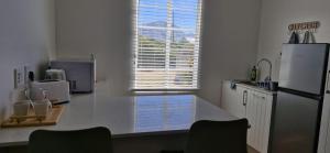 The Barracks at Brigadoon Village في بيتيس باي: مطبخ مع كونتر وثلاجة ونافذة +8 صور