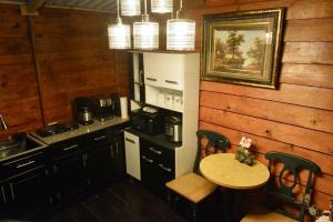 una pequeña cocina con una mesa pequeña, una mesa y sillas en La Cabaña 0301, en Comayagua