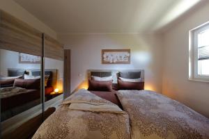 1 Schlafzimmer mit 2 Betten und einem Fenster in der Unterkunft Mein Ferienhaus Wernigerode in Wernigerode