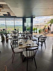 En restaurant eller et andet spisested på Menlyn Maine Residences 813