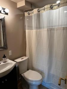 Φωτογραφία από το άλμπουμ του 1 Bedroom Suite King Bed Central Beamsville Lincoln σε Beamsville