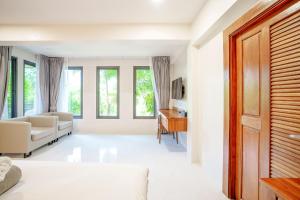 A103 Banjong 1 Bed apart, Near Nai Harn Beach في Ban Saiyuan (1): غرفة معيشة مع أريكة وطاولة