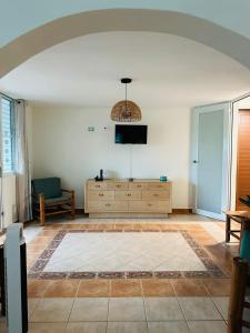 TV a/nebo společenská místnost v ubytování Verano Azul Beachfront Apartment in Isabela